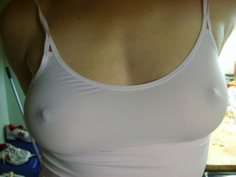 【おっぱい】ノーブラなのか乳首が勃起し過ぎてるのか!?着衣状態で見事に乳首が浮き上がっちゃってる乳首ぽっちんのおっぱい画像集!w【80枚】 09