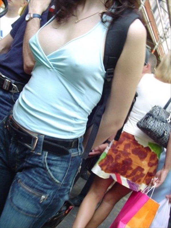 【おっぱい】ノーブラなのか乳首が勃起し過ぎてるのか!?着衣状態で見事に乳首が浮き上がっちゃってる乳首ぽっちんのおっぱい画像集!w【80枚】 38