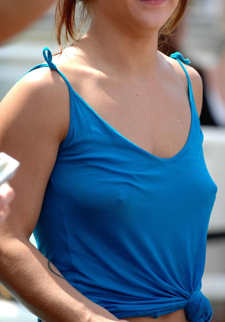 【おっぱい】ノーブラなのか乳首が勃起し過ぎてるのか!?着衣状態で見事に乳首が浮き上がっちゃってる乳首ぽっちんのおっぱい画像集!w【80枚】 71