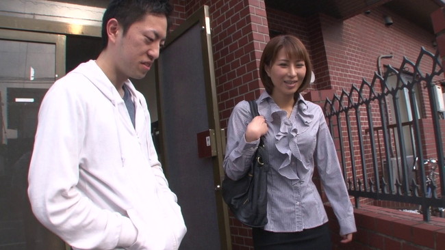 【おっぱい】お家にお邪魔したら何と全裸で出てきた!お隣に住む清楚で美人なお姉さんたちのおっぱい画像がエロすぎる!【30枚】 01