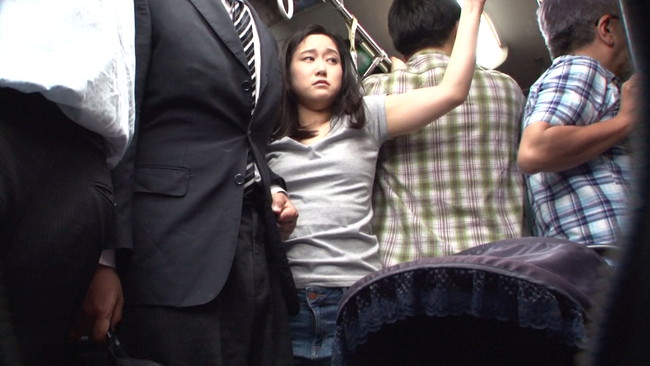 【おっぱい】満員バスで子供を産んで乳首が敏感になったベビーカー妻のおっぱい画像がエロすぎる!【30枚】 01
