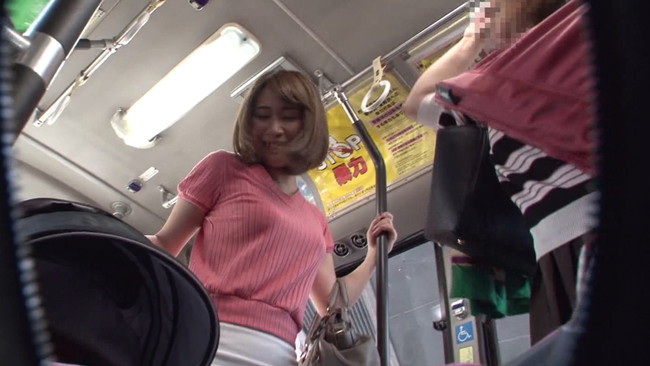 【おっぱい】満員バスで子供を産んで乳首が敏感になったベビーカー妻のおっぱい画像がエロすぎる!【30枚】 09