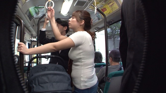 【おっぱい】満員バスで子供を産んで乳首が敏感になったベビーカー妻のおっぱい画像がエロすぎる!【30枚】 12