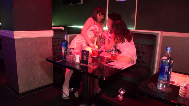 【おっぱい】超有名おっパブで最高のおもてなしをしてくれちゃうおっパブ嬢たちのおっぱい画像がエロすぎる!【30枚】 06