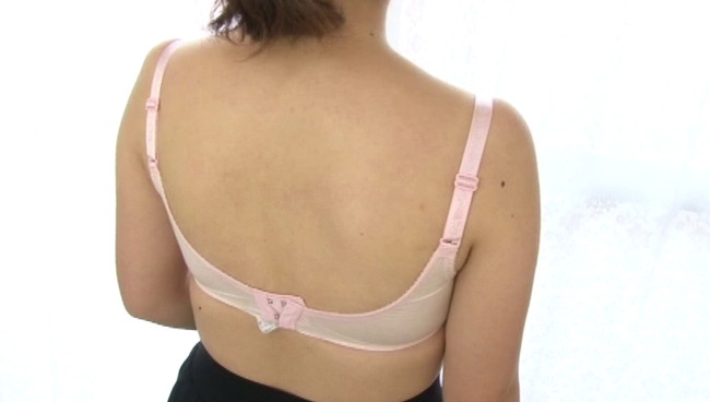 【おっぱい】ただただブラジャーを付けたり外したりしているだけなのにエロく感じてしまう女性たちのおっぱい画像がエロすぎる!【30枚】 30