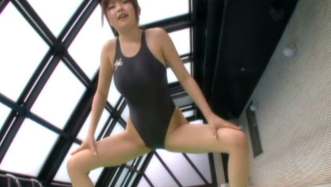 【おっぱい】競泳水着で男性たちを魅了する!最強のオッパイを持つAVクイーン・浜崎りおちゃんのおっぱい画像がエロすぎる!【30枚】 09