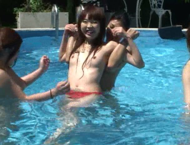 【おっぱい】ビキニ姿で乱れに乱れまくる某プロダクション在籍の女の子たちのおっぱい画像がエロすぎる!【30枚】 05