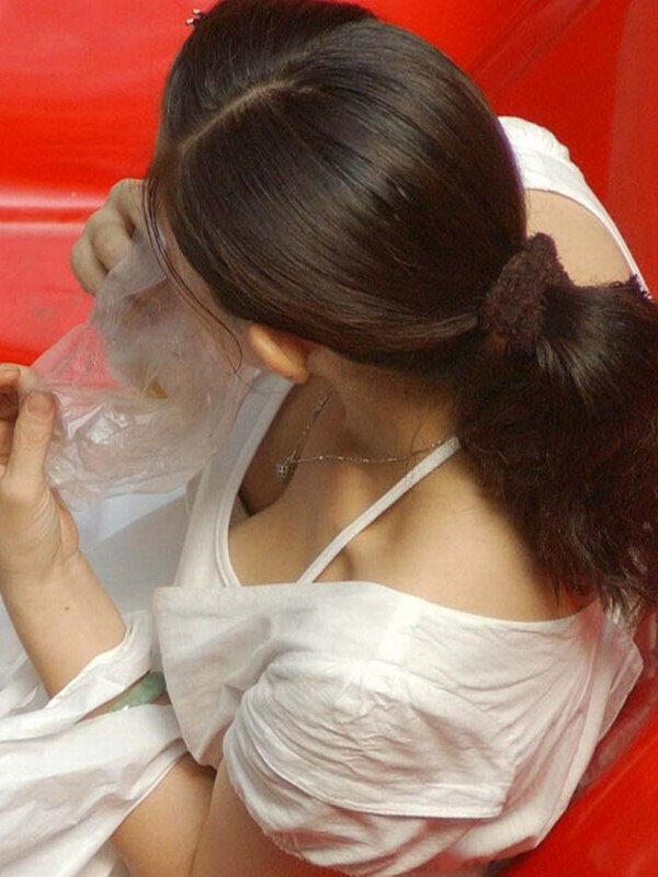 【おっぱい】乳首までチラリズムしている女の子も多く出現する夏ｗｗｗ【30枚】 24