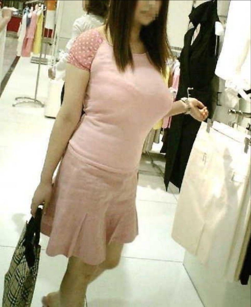 【おっぱい】歩くだけで揺れてしまいそうな着衣おっぱいの激しい素人さんたちwww【30枚】 03
