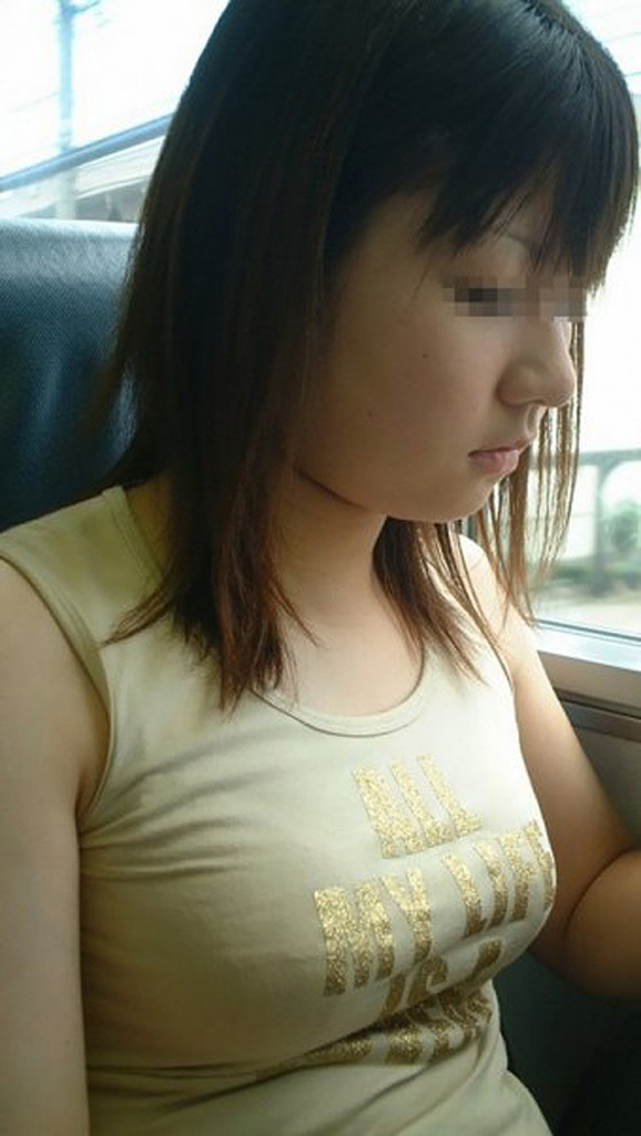 【おっぱい】歩くだけで揺れてしまいそうな着衣おっぱいの激しい素人さんたちwww【30枚】 18