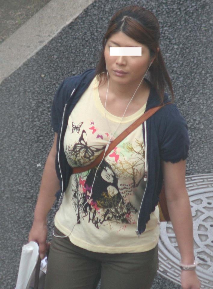 【おっぱい】歩くだけで揺れてしまいそうな着衣おっぱいの激しい素人さんたちwww【30枚】 27