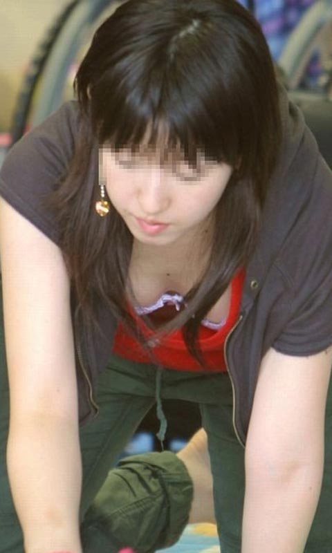 【おっぱい】油断した素人さんの街中での胸チラショットまとめ!【30枚】 15