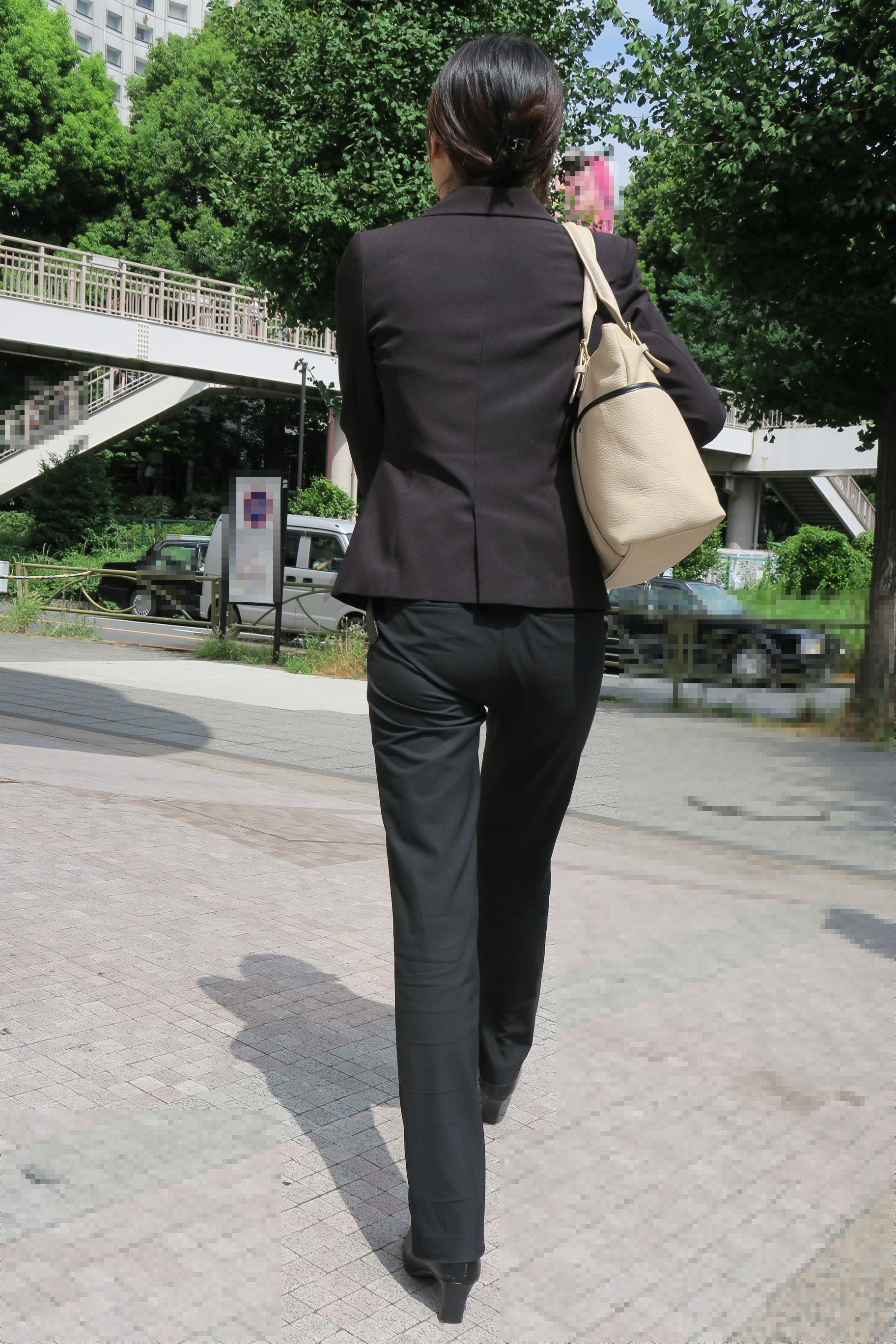 【おっぱい】中身も気になるけどこのままでも十分にエロい街中の素人OLたちwww【60枚】 20