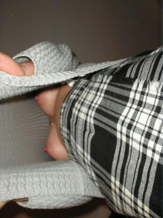 【おっぱい】ローアングルからおっぱいを撮影したら下乳の迫力がすごいwww【25枚】 09