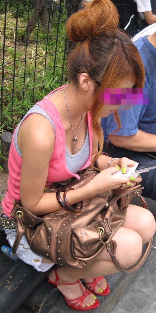 【おっぱい】街中で谷間チラしている素人さんを見ると乳首を探してしまうwww【33枚】 10