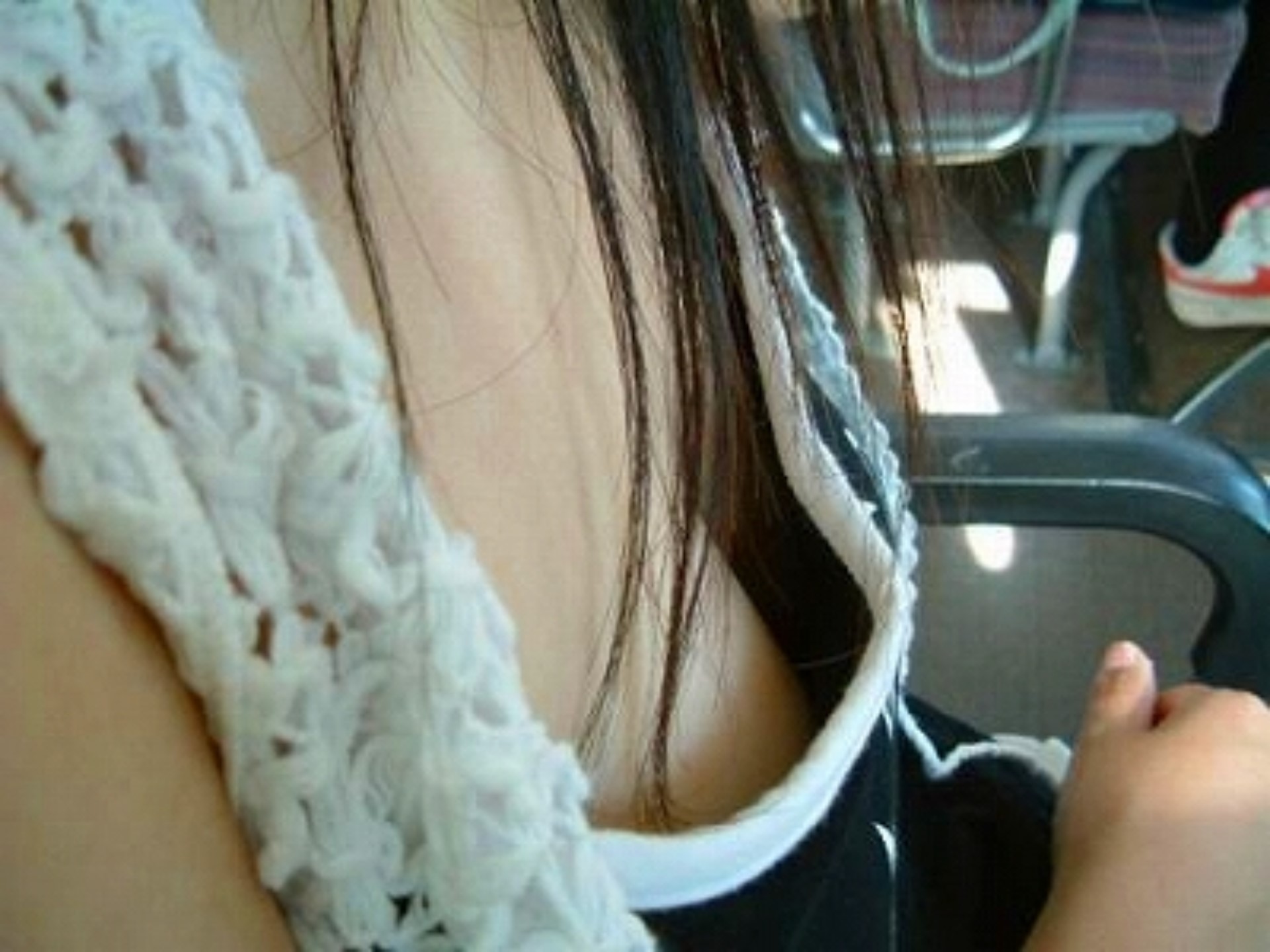 【おっぱい】電車で無防備になってしまう最近の女の子の胸チラ風景まとめ【31枚】 21