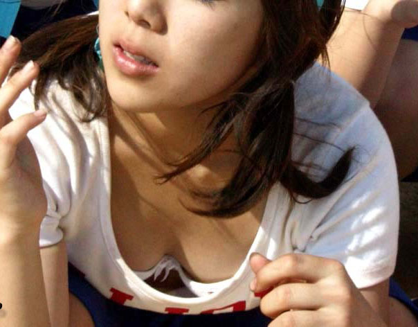 【おっぱい】街中で谷間をチラチラさせやがる卑猥すぎる素人さんたちwww【30枚】 23