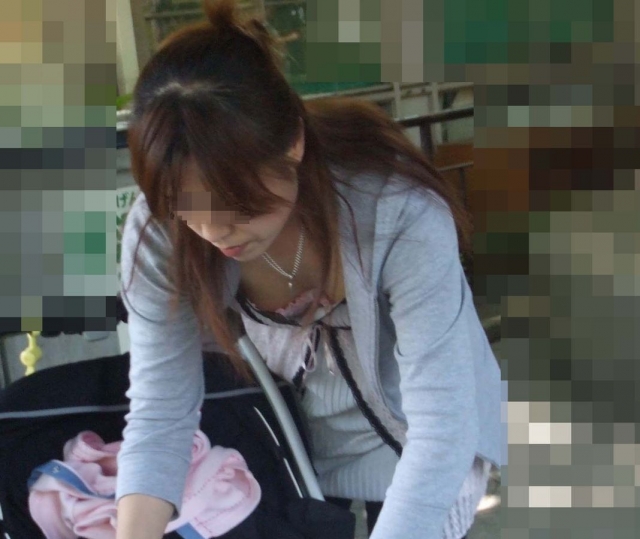 【おっぱい】セックスアピールをするつもりじゃない素人さんの胸チラが逆にいいwww【36枚】 01