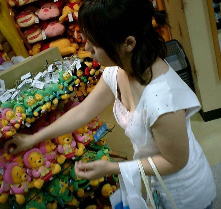 【おっぱい】セックスアピールをするつもりじゃない素人さんの胸チラが逆にいいwww【36枚】 19