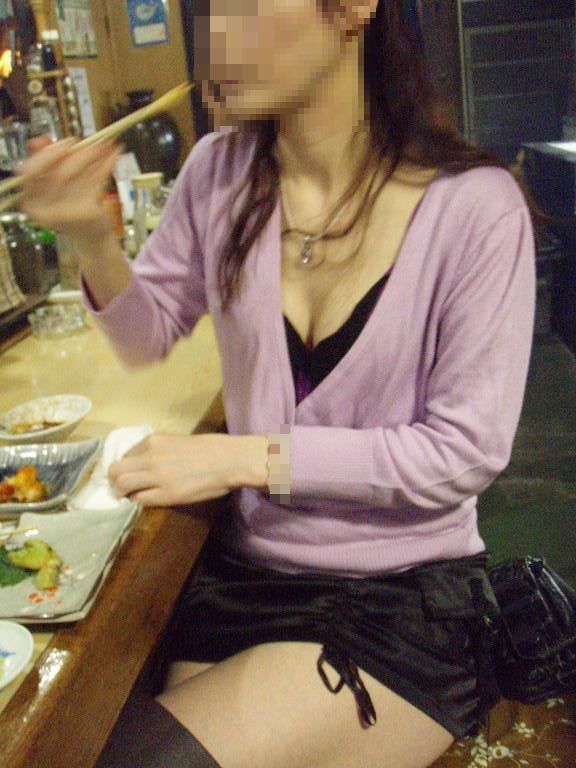 【おっぱい】気を抜いたら指を突っ込んでしまいそうな素人さんの胸チラ画像【30枚】