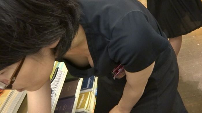 【おっぱい】指で突きたくなる系の素人さんの胸チラや乳首チラ画像まとめ【30枚】 15