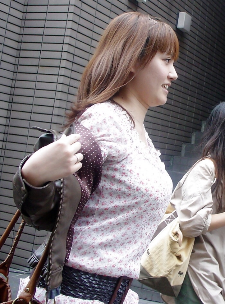【おっぱい】三度見したら目が離れなくなる街中の素人巨乳ちゃんたちwww【30枚】 14
