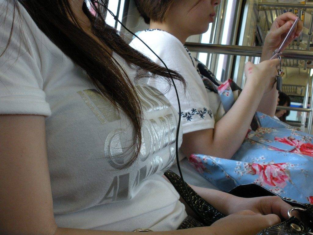 【おっぱい】生おっぱいは見れなくても谷間なら見放題の電車という視姦スポットwww【30枚】 11