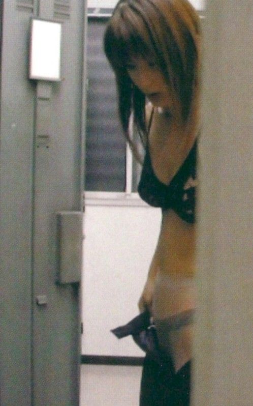【おっぱい】女の子の着替えを覗くという行為に心が躍るのは男の本能なんです!!!【30枚】 23