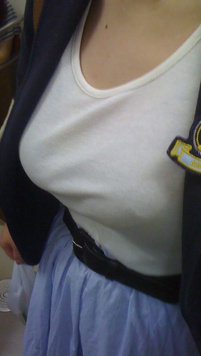 【おっぱい】なんか詰め込んでんじゃないかってぐらい膨らんでいる巨乳な素人さんたちwww【30枚】 14