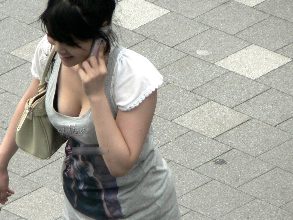 【おっぱい】着衣でも関係なく大きいとわかってしまう素人さんたちが街を歩くとこうなるwww【30枚】 08