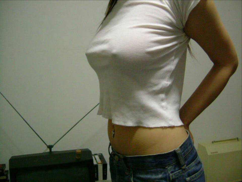 【おっぱい】ブラなしで乳首が立ってしまうとポチるのは当然でしたwww【31枚】