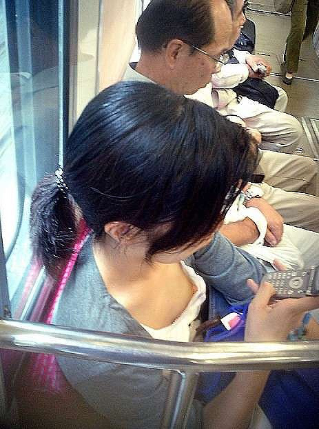 【おっぱい】電車で座れたと思って気を抜いた女の子は胸元がガラ空きという噂www【30枚】 23