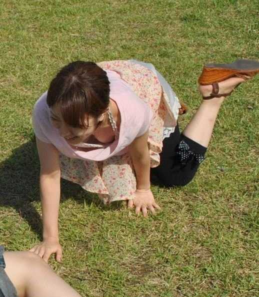 【おっぱい】あとひと月もしたらいくらでも胸チラしている素人が見れると思うと胸熱www【30枚】 21